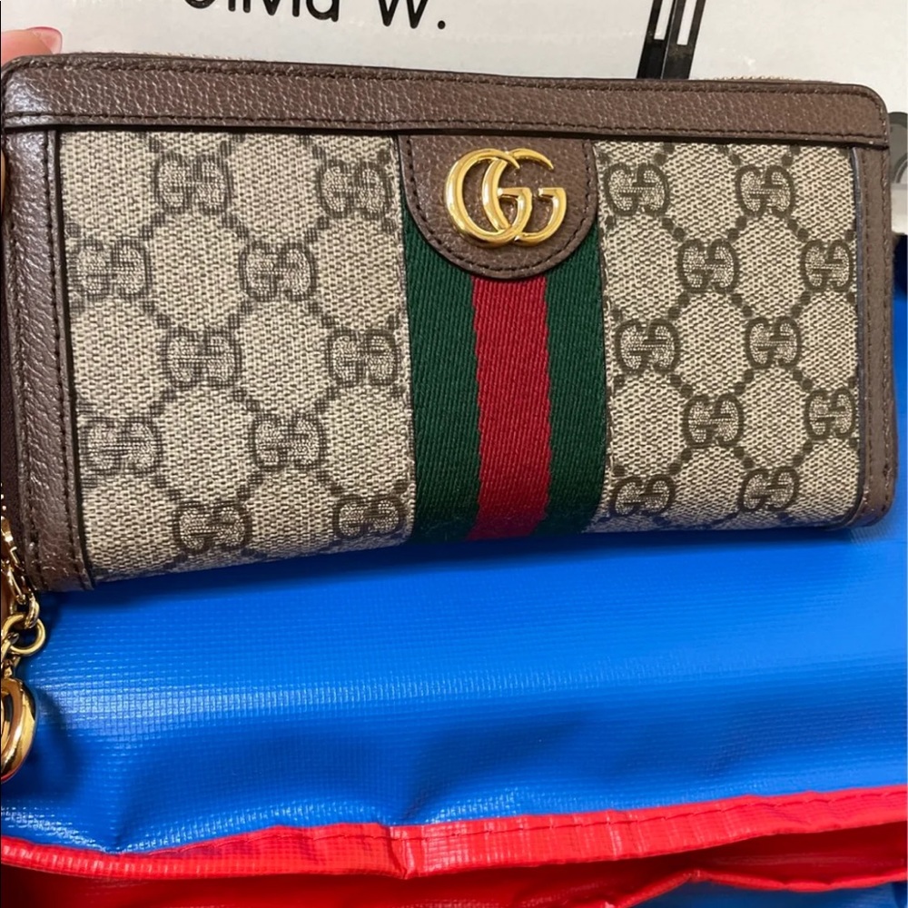 Gucci wallet for sale gently used only had since September